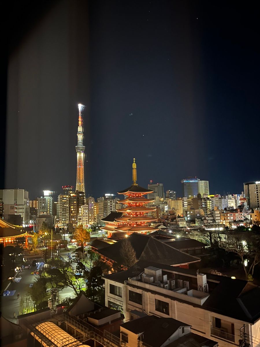 窓から見えた浅草寺の五重塔と東京スカイツリー